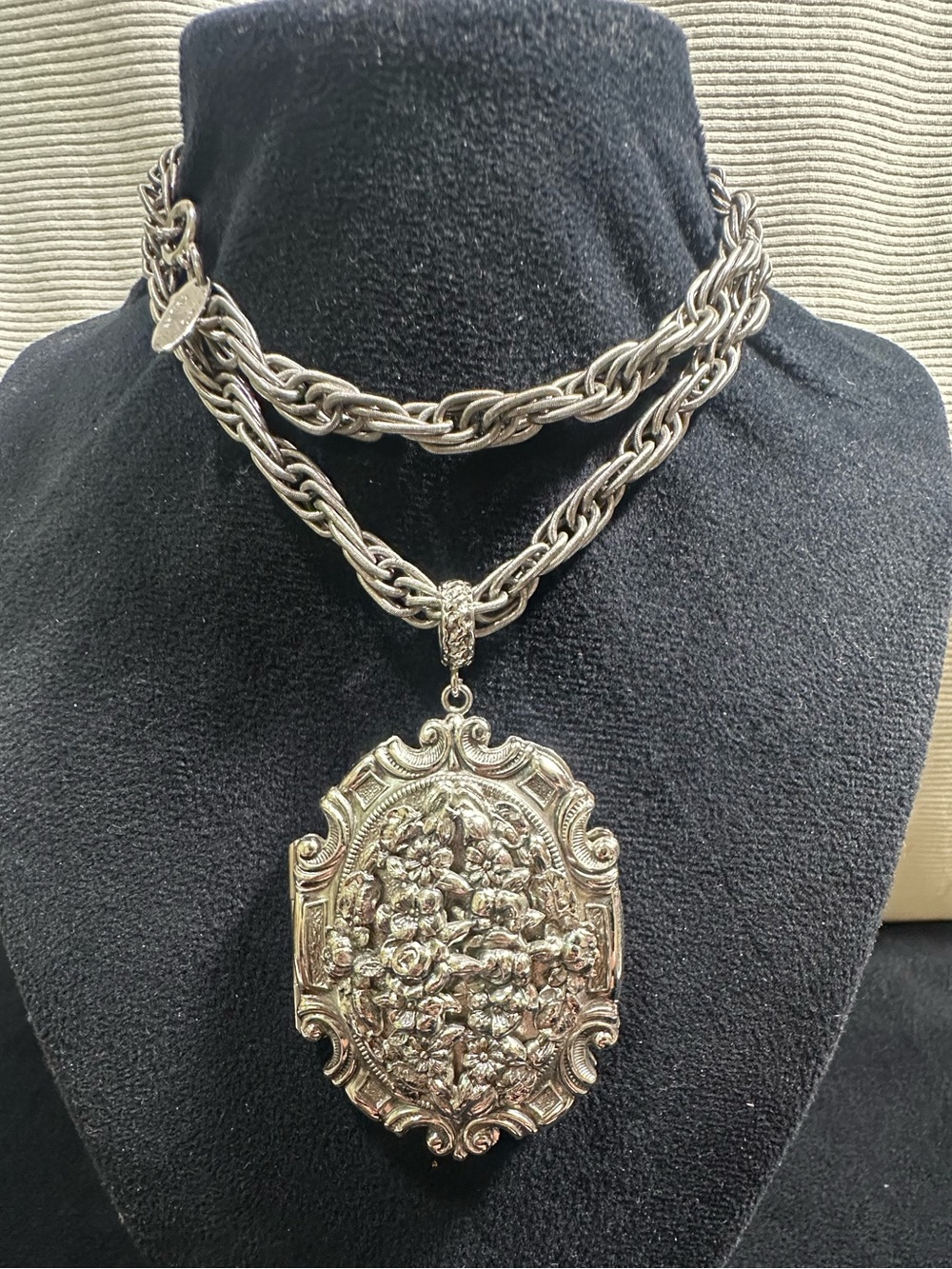 Vtg: Whitening & Davis Double Sided 3-Dimensional Rose Locket Pendant Necklace